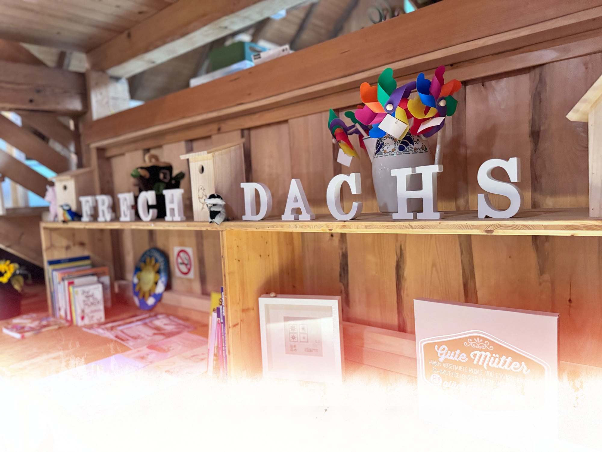 Holzbuchstaben FRECHDACHS im Spielzimmer der Chinderhüeti in Zuzwil
